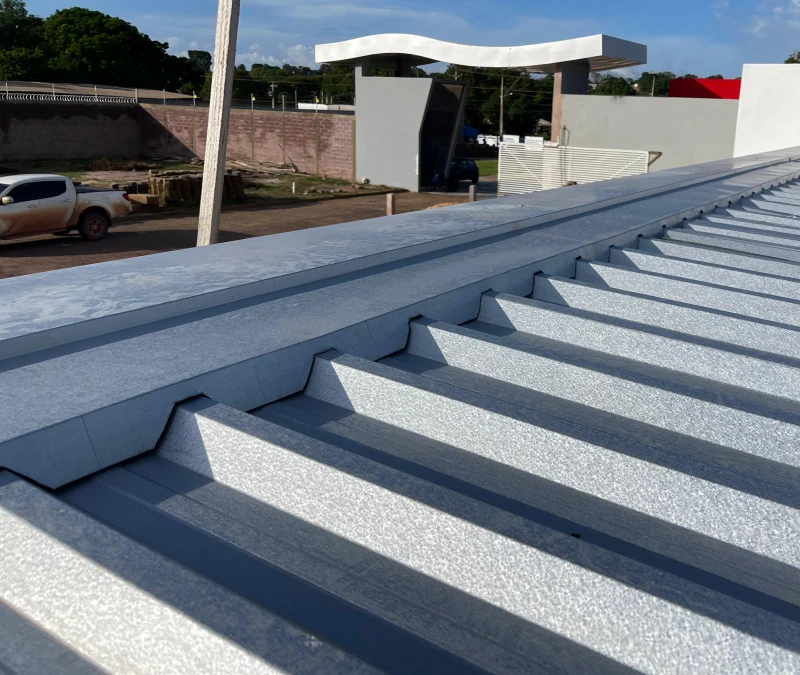 Cumeeira metálica instalada em telhado comercial